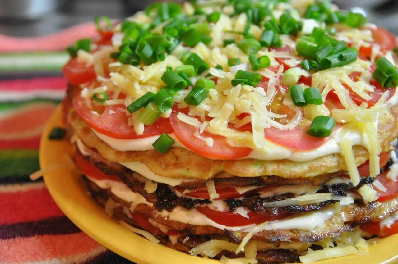 Кабачковый торт с помидорами и чесноком. Кабачковый торт. торт из кабачков. овощной торт из кабачков. закусочный торт из кабачков.