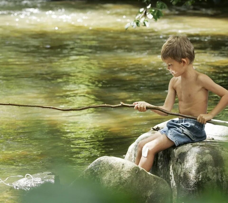 Мальчик ловил рыбу на реке. Мальчик Рыбак. Река для детей. Мальчик рыбачит. Детишки на реке.