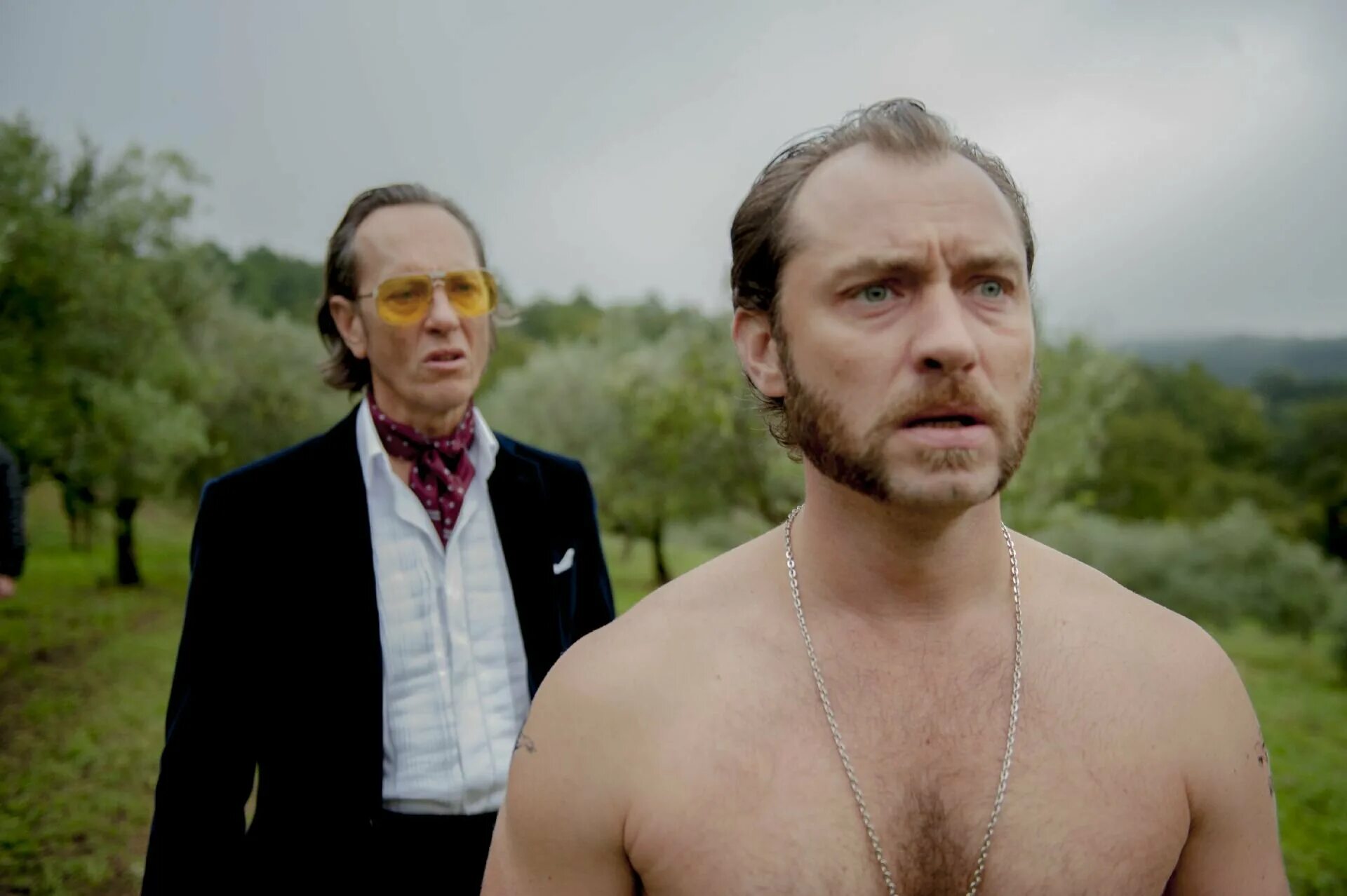 Дом хемингуэй постер. Дом хемингуэй 2023 постеры. Эмили кларк в фильме дом хемингуэй. Дом хемингуэй. Джуд лоу хемингуэй.