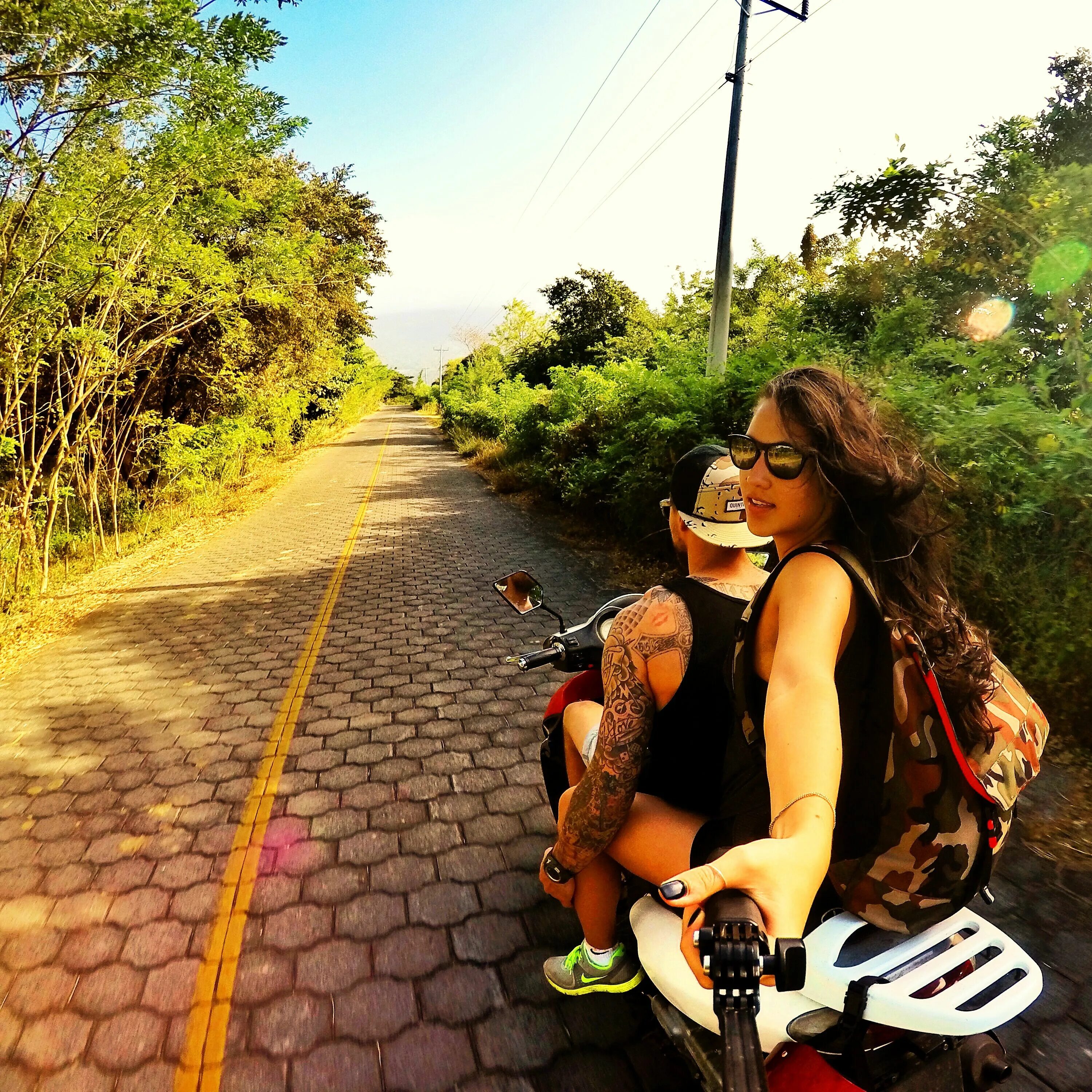 Adventures couples. Парень и девушка путешествуют. Путешествие вдвоем. Парень и девушка в путешествии. Мотоцикл для путешествий.