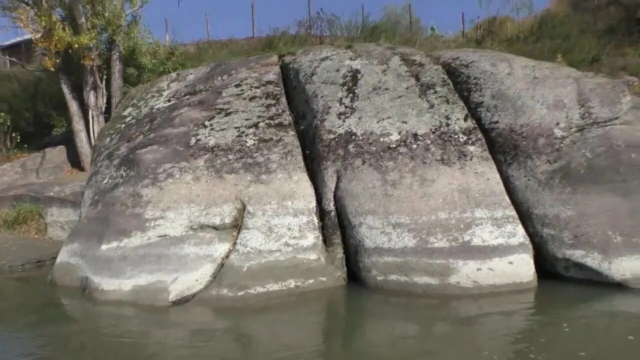 Сростки уровень воды сегодня. Берега Катуни в Сростках. Сростки река. Село Сростки река. Поповский остров Сростки.