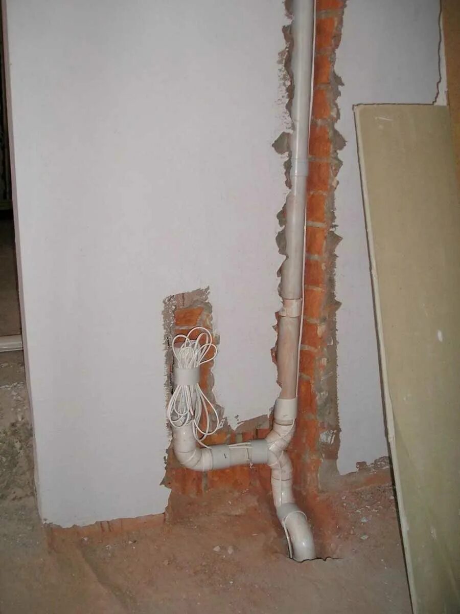 Можно трубы прятать в стену. Пластиковая труба в стене. Канализационная труба в стене. Трубы на стене. Спрятать трубу на стене.