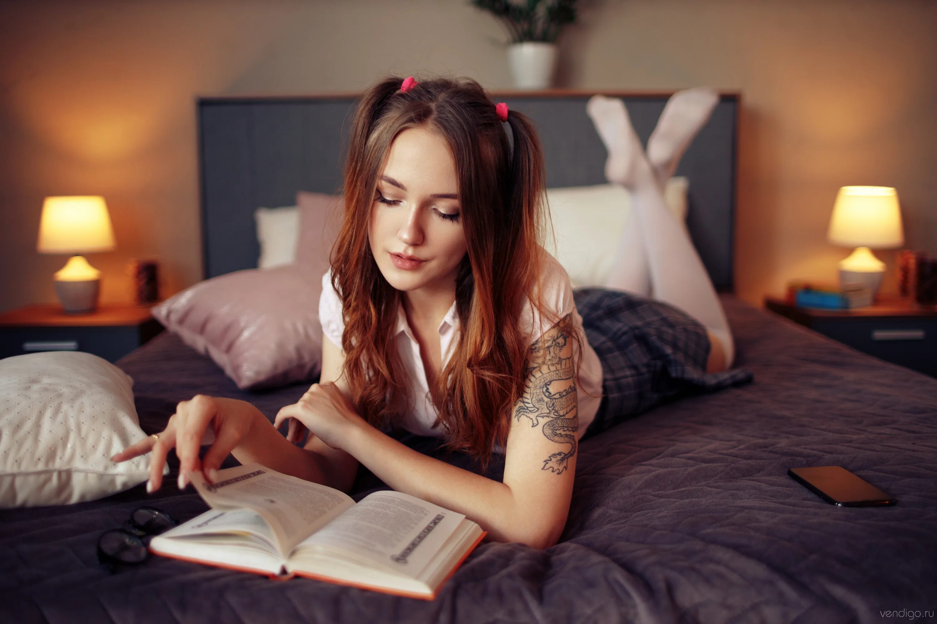 Голая модель с книгой