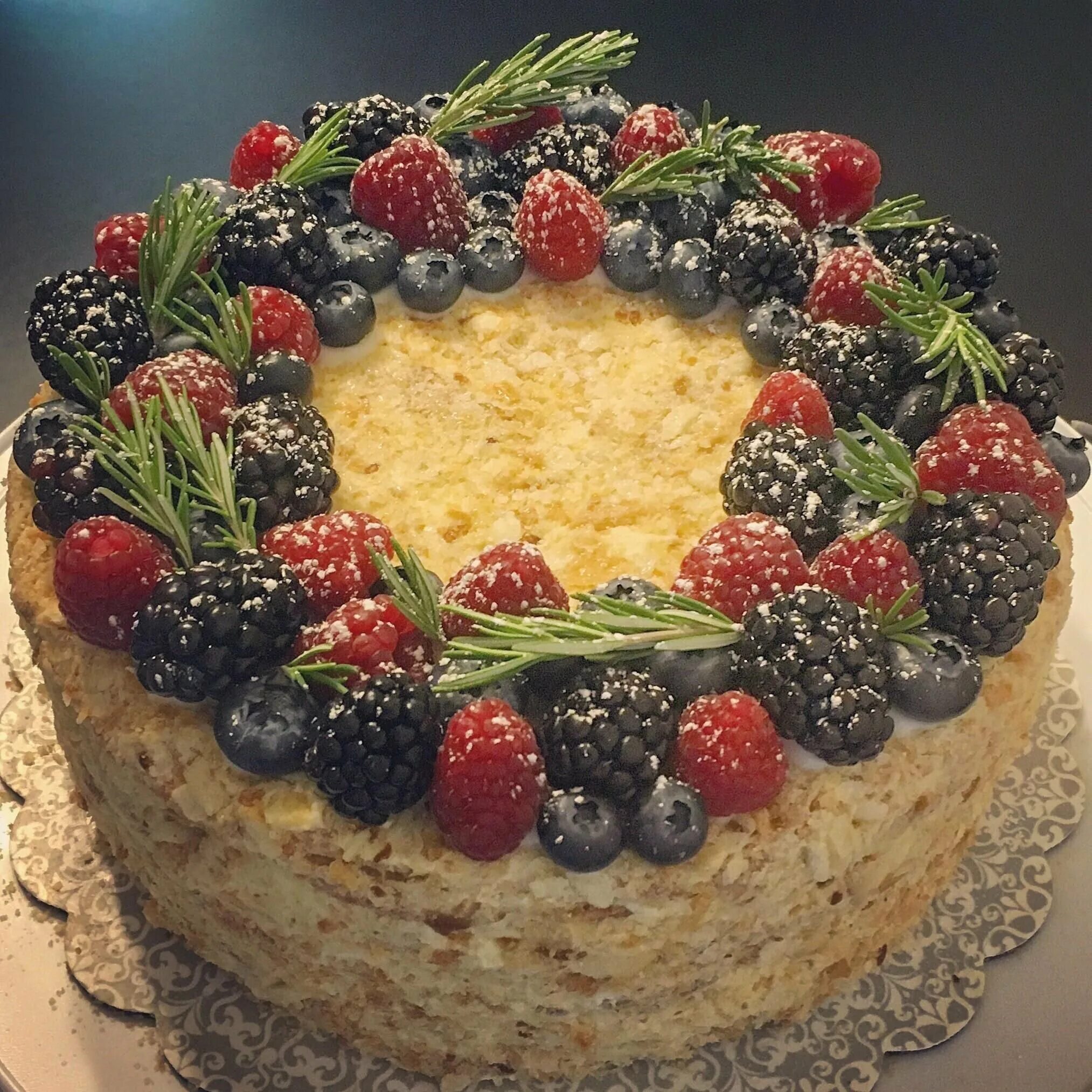 Как украсить наполеон на день. Медовик украшенный клубникой. Декор торта наполеон. Торт рафаэлло наполеон. Наполеон и медовик.