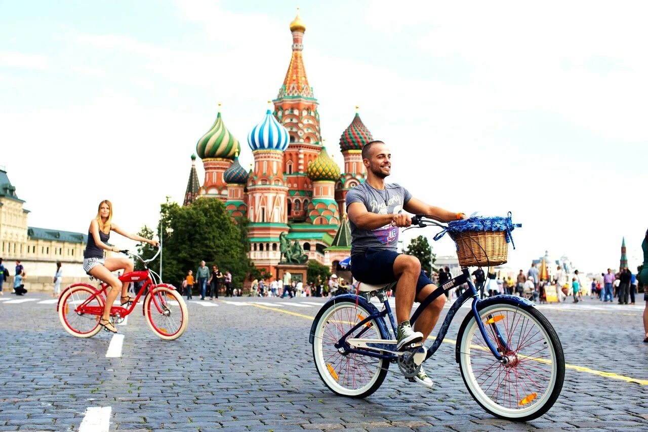 Велосипедист Москва. Поездка на велосипеде. Катание на велосипеде. Прогулка на велосипеде.