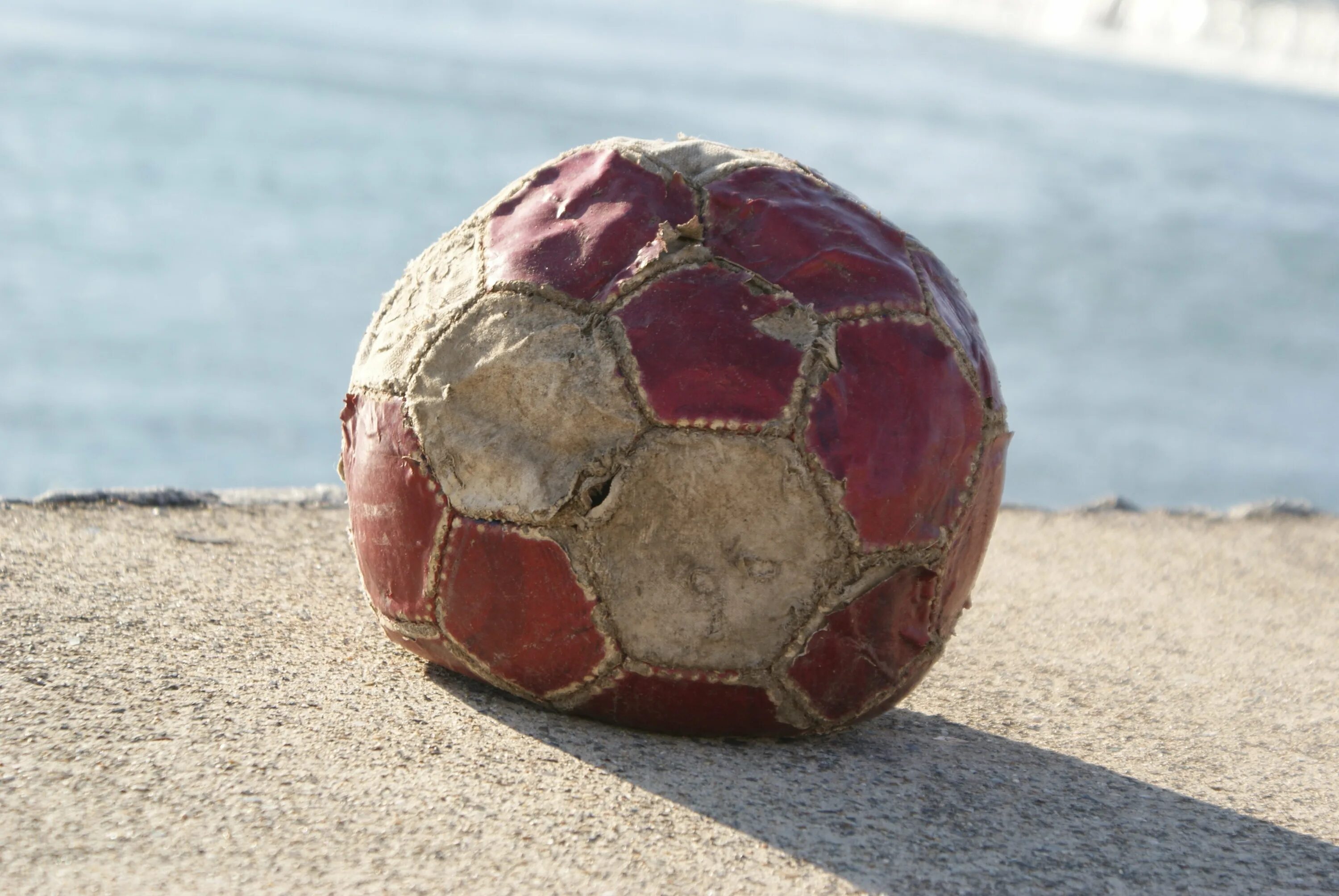 Первый мяч в футболе. Футбольный мяч. Порванный мяч. Потрепанный футбольный мяч. Футбольный мяч старинный.
