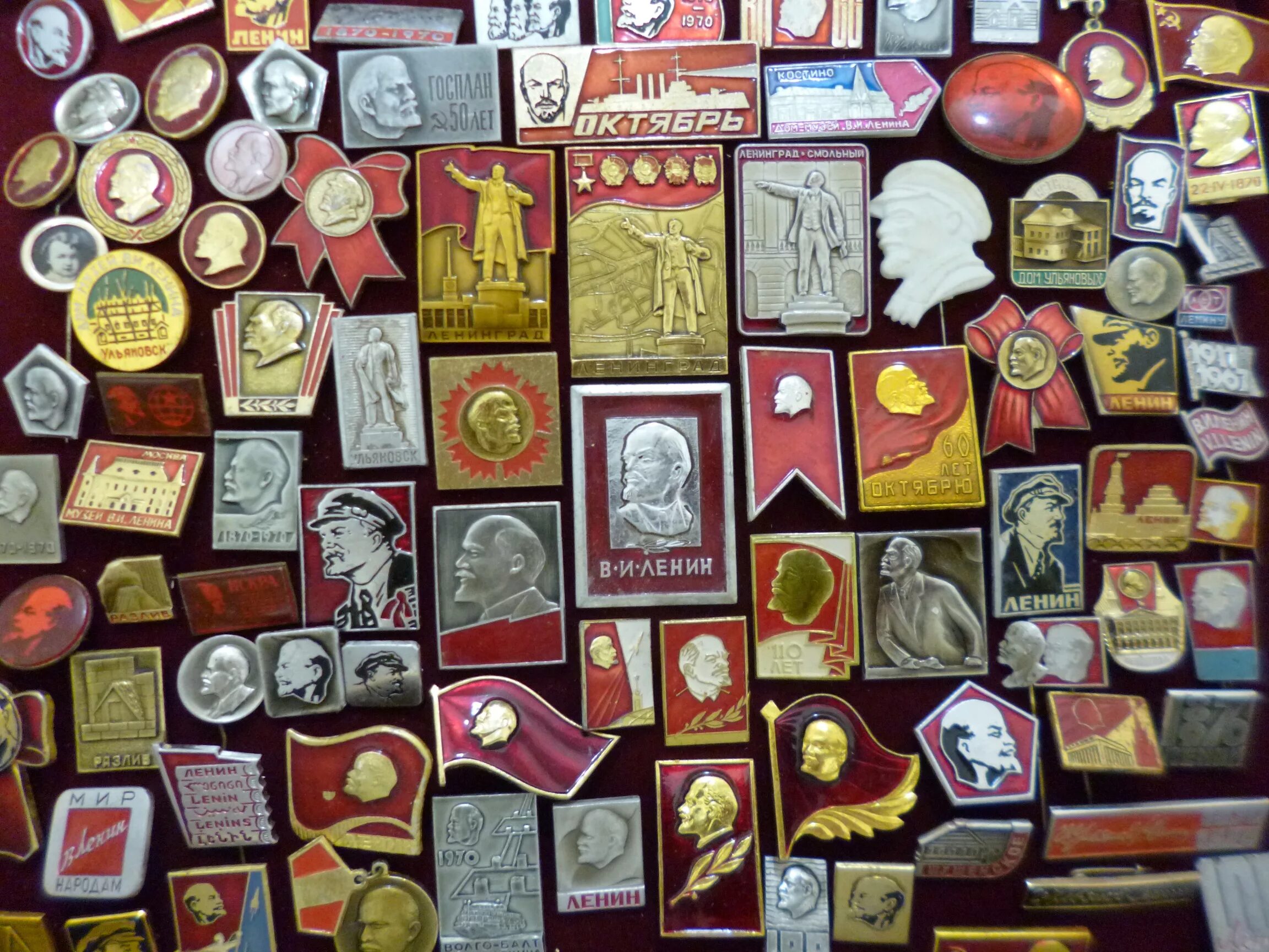 коллекционер нумизмат. коллекционер букв. огромные коллекции значков. коллекционирование для детей. коллекционер букв.