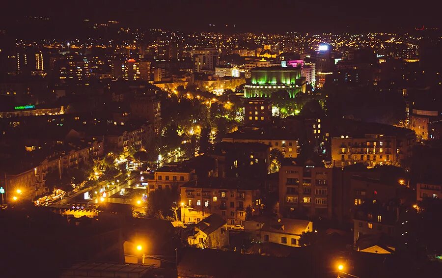 Армения Ереван. Каскад Ереван ночью. Ночной вид города Еревана. Вид на город с каскада Ереван ночью.