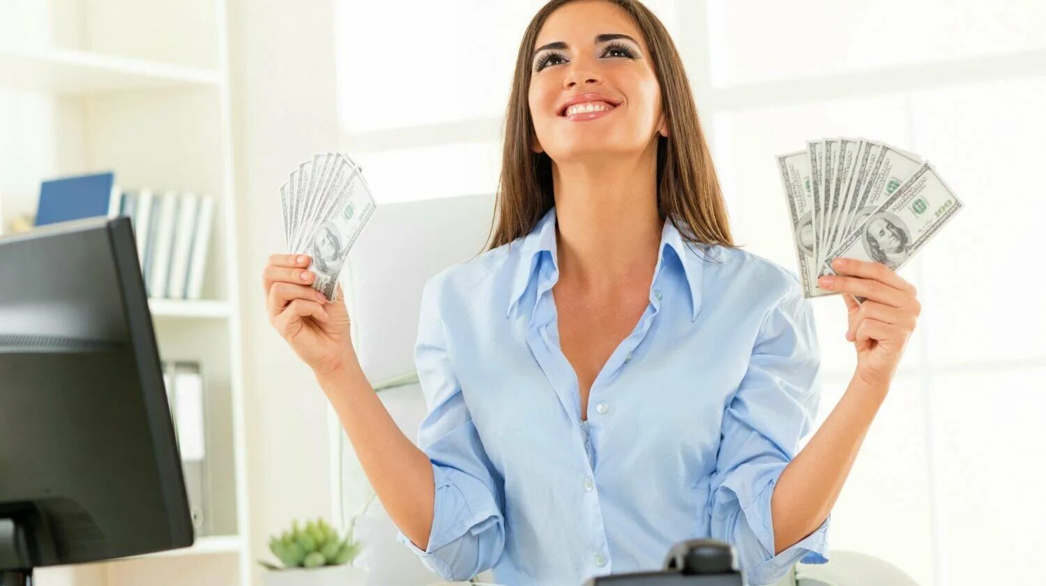 Получите свой первый доход. Успешная женщина с деньгами. Женщина бизнесмен. Работа и деньги. Интересная работа высокооплачиваемая для женщин.