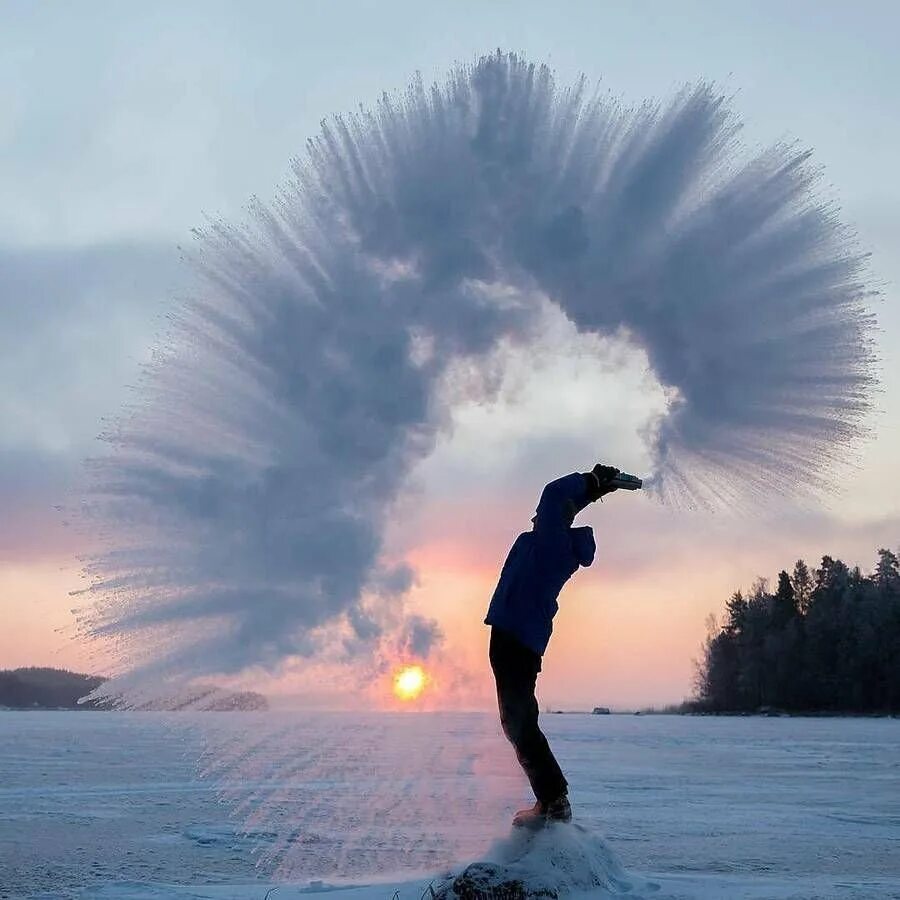 Замерзающая вода в воздухе. Кипяток на морозе. Фотосессия в Мороз. Горячая вода на морозе. Вода замерзает в воздухе.