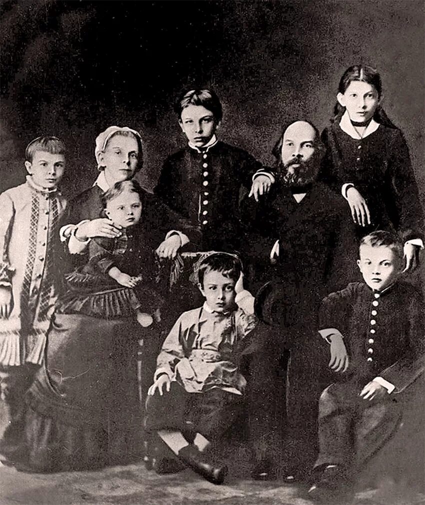Ленин семья братья. Семья ульяновых, 1879 год, симбирск. Фото семьи ульяновых 1879 год. Семья ульяновых-братья сестры ленина. Ленин семья ульяновых.