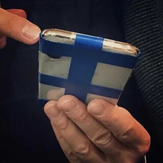 Приклеили айфон