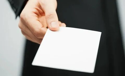 Передает записку
