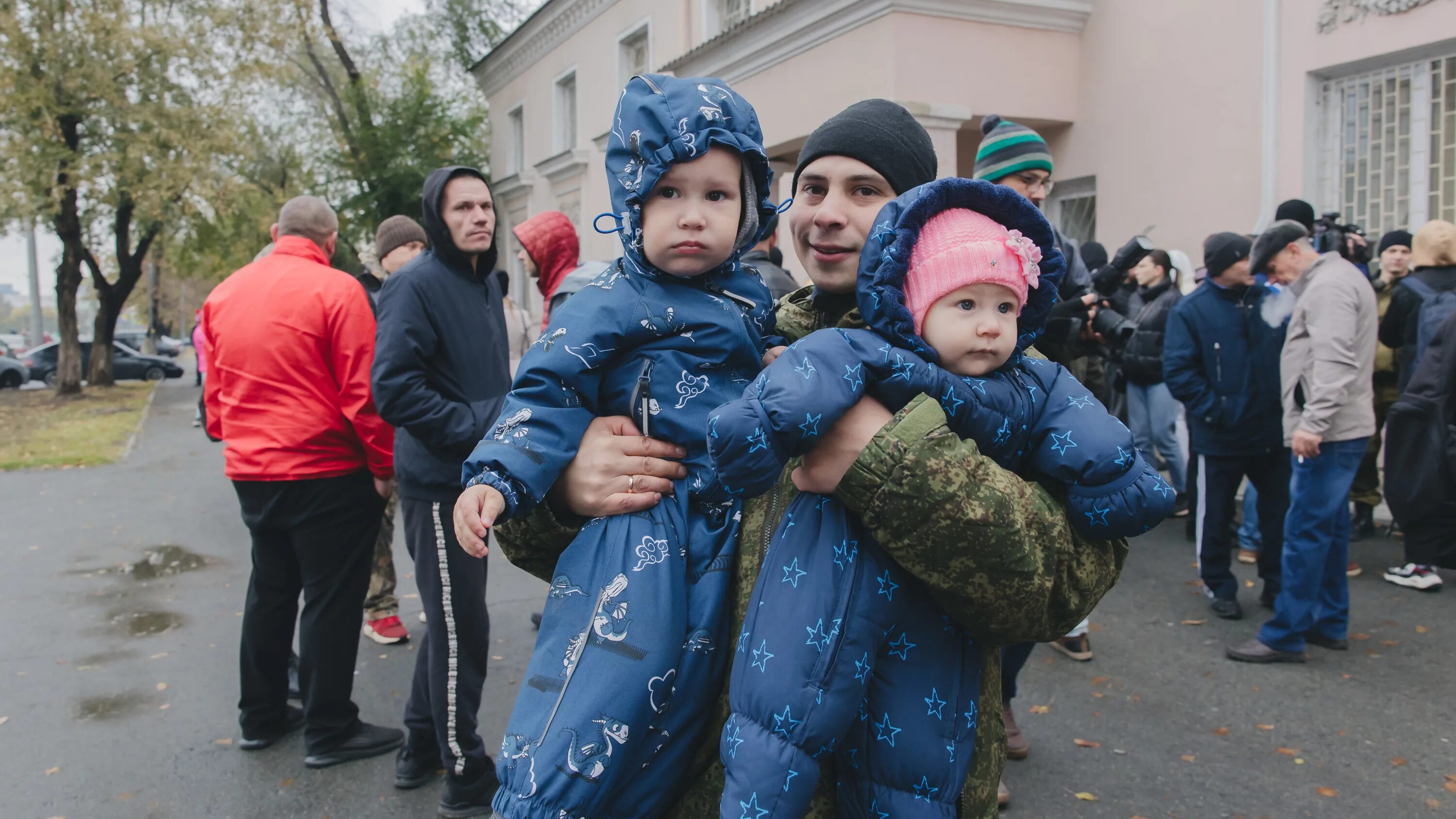 Мобилизация многодетных отцов последние новости на сегодня. Россия для детей. Дети мобилизованных. Мобилизованные с тремя детьми.