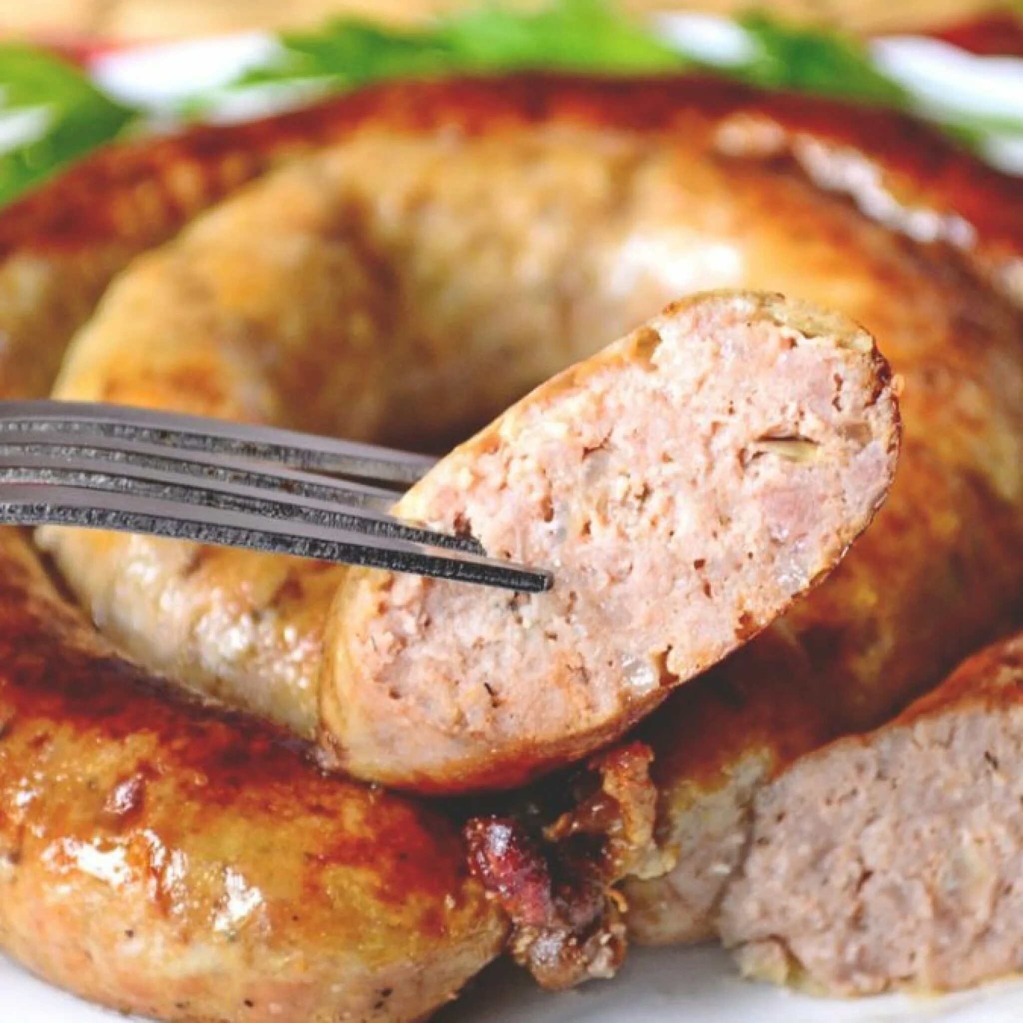Как готовить куриные колбаски. Куриная колбаса. домашняя куриная колбаса. куриная колбаска домашняя. домашние куриные колбаски.