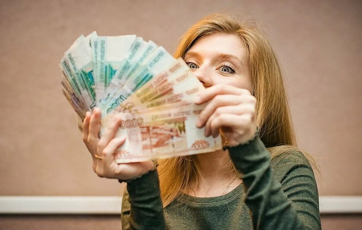 Получить один раз деньги. Девушка с рублями. Женщина с деньгами. Деньги россиянам. Человек с деньгами.