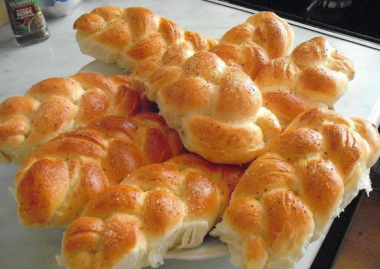 булочки косички из дрожжевого теста. яблочный пирог косичка. коса из теста с начинкой. сосиска в тесте из слоеного теста в духовке косичкой. косичка из теста.