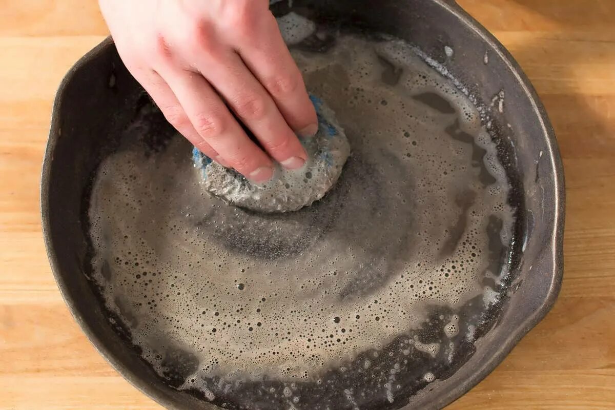 Отмыть чугунную сковороду в домашних условиях