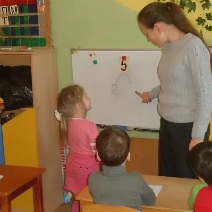 Подгрупповые занятия логопеда. Воспитатель логопедической группы. дети логопедические занятия в группе. логопедическая группа в детском саду. логоретмическое франтальное занятие с логопедом.