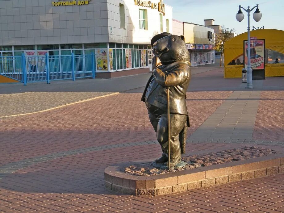 Бобров памятник бобру. Памятник бобру в Бобруйске. Бобруйск бобер памятник. Город Бобруйск статуя бобра. Памятник бобер в городе Боброве Воронежской области.