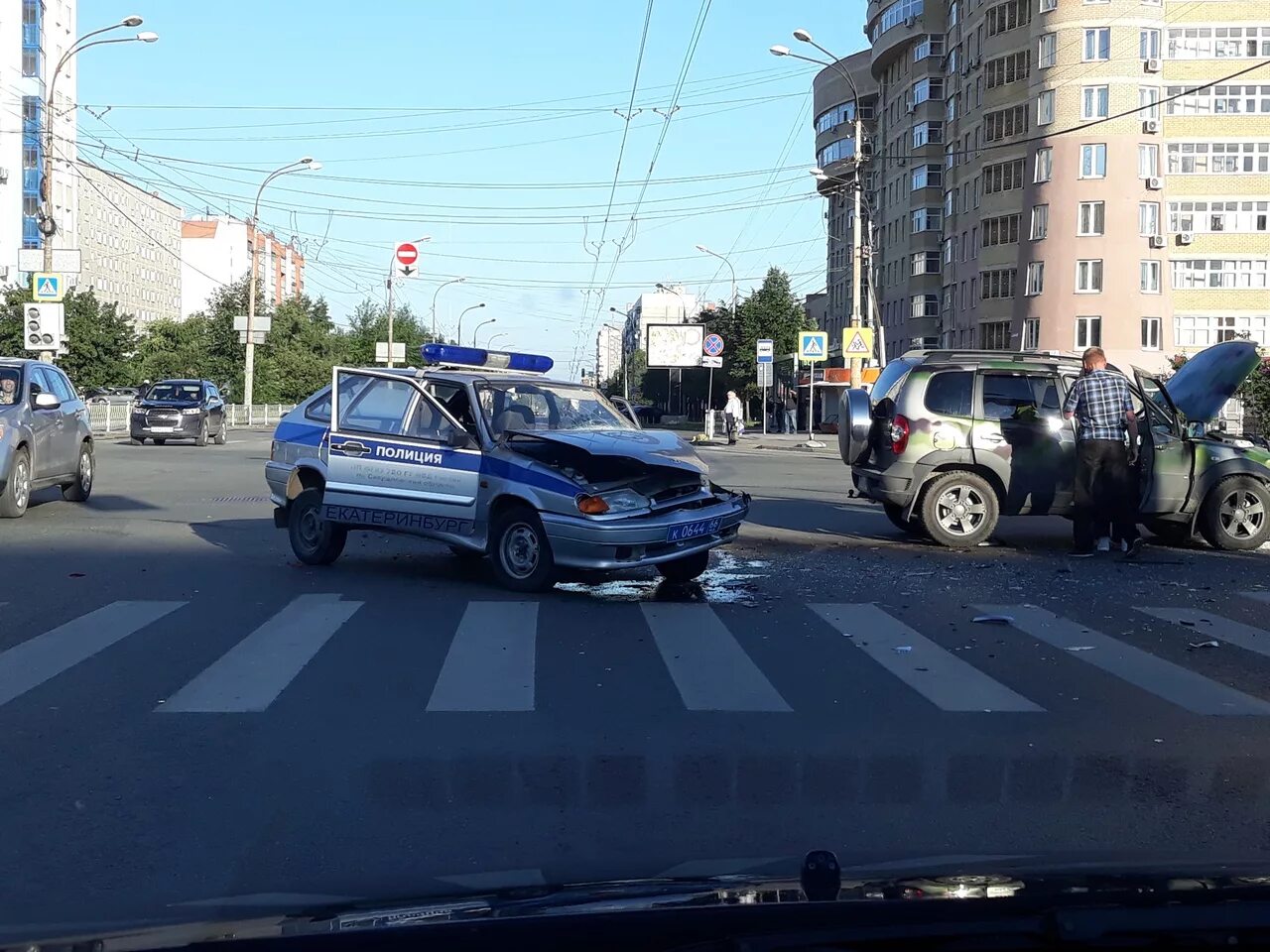 Перекресток Токарей Крауля Екатеринбург. Полицейские машины в Екатеринбурге. Авария с полицейской машиной. Врезался в полицейскую машину. Полицейская машина врезалась