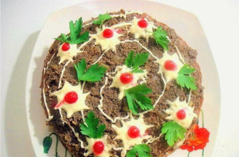 Печеночный торт с грибами. Печёночный торт с грибами. печеночный грибной торт. торт печеночный украшенный грибами. печеночные тортики новогоднее оформление.