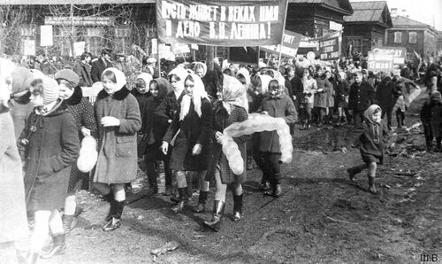 1 мая архангельск. Демонстрация 1 мая Архангельск. Демонстрация 1 мая 1970. Первомайская демонстрация в Архангельске ретро фото. Ретро люди праздник.