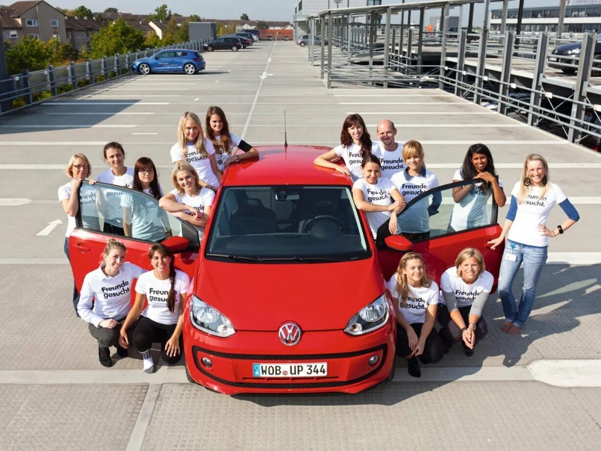 Путешествие друзей. Сообщество людей и машин. Управлять автомобилем. Машины для уличных гонок. Человек в машине.