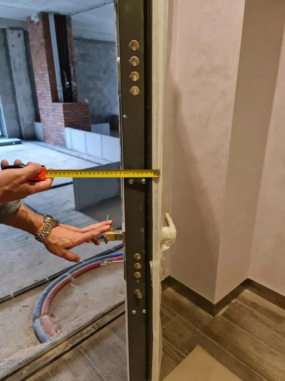 Замер входной двери. Как замерить замок. Дорнмасс замка на пвх двери. Правильно замер двери. Как правильно замерить длину штифта для часов.