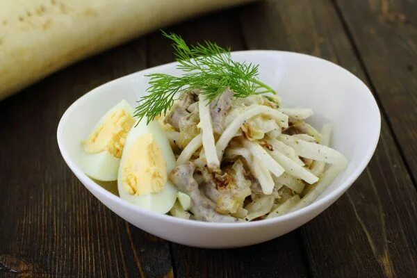 Узбекский салат из редьки зеленой с мясом. Салат мясной дайкон. Салат дайкон с говядиной. Узбекский салат из редьки зеленой с мясом. Салат из дайкона и говядины.