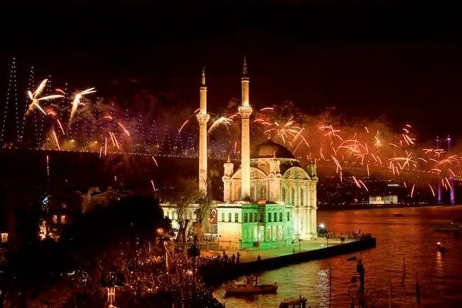Turkey new. Ортакёй Стамбул салют. Стамбул новый год. Фейерверки в Стамбуле. Новогодний Стамбул красивые фото.