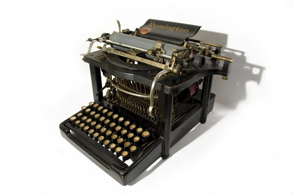 Винтажная печатная машинка. Triumph-adler печатная машинка. Машина пп-305 01. Небольшая машина для печатания. Печатная машина.