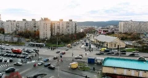 Уселся напротив