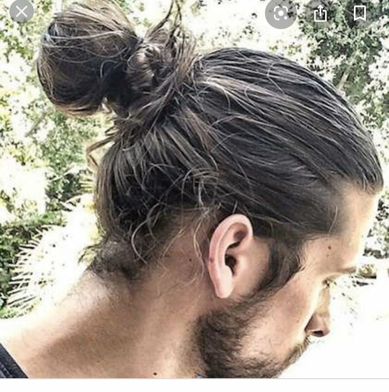 Отращивание волос мужчине. Man bun прическа. Man bun с челкой. Пучок на длинные волосы мужские. Мужская стрижка с пучком на затылке.