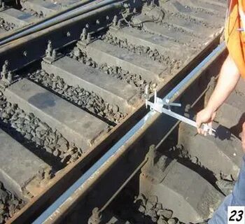 Как должны располагаться болты в стыках контррельсов