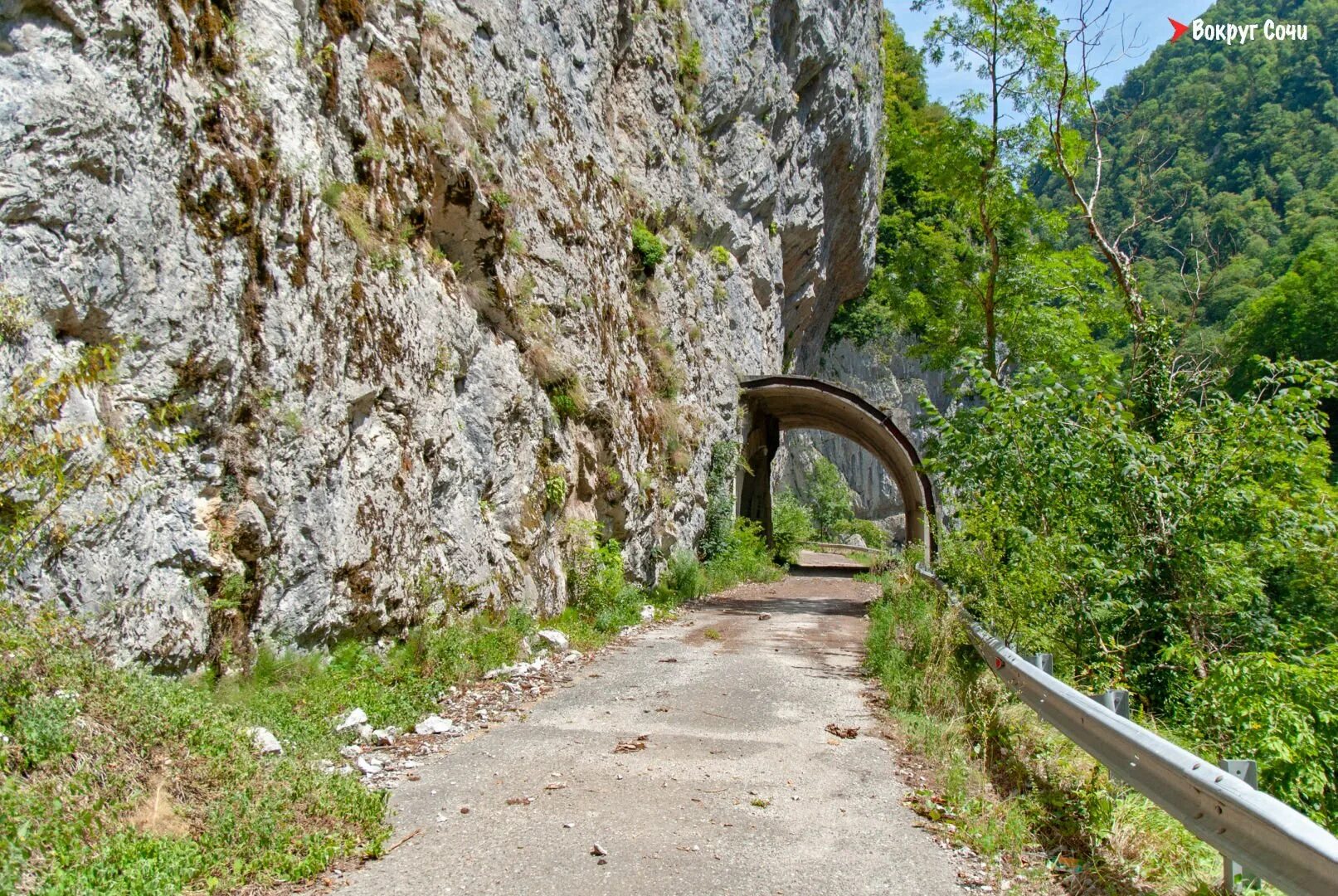 Ущелье Ахцу в Адлере. Старая Краснополянская дорога Сочи. Ущелье Ахцу красная Поляна. Заброшенная дорога Адлер красная Поляна.