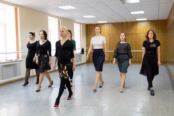 Школа красивой походки Москва. Походка королевы. Игра походка королевы. Курсы походки для женщин Москва.