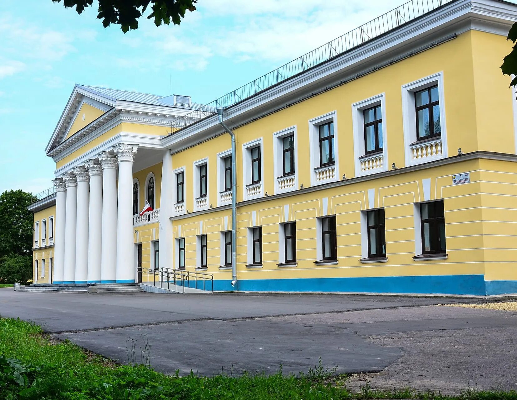 Дк восток асино. Дом культуры дорогобуж. Гатчинский дом культуры дворец. Дворец культуры бийск. Кемеровская область, тайгинский г.