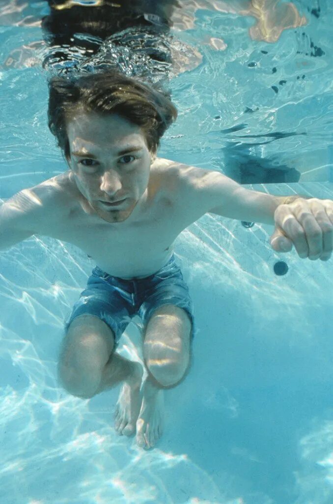 Группа нирвана невермайнд. Nirvana nevermind обложка альбома. Nevermind (1991) группы nirvana. Нирвана бассейн. Курт кобейн нирвана фото.