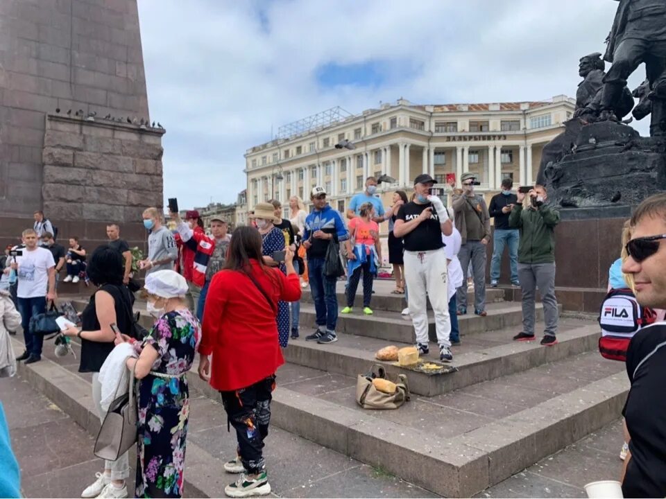 Несколько десятков людей