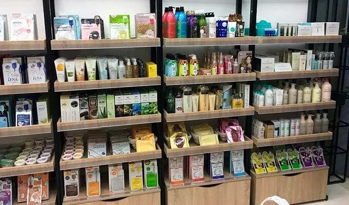 Полки с корейской косметикой. Магазины оригинальной корейской косметики. Магазин корейской косметики. Косметика. Магазин корейской косметики.