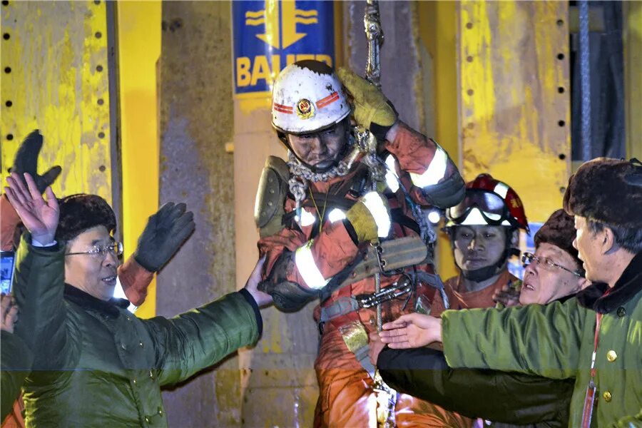 Шахтеры в чили. Обвал кровли на шахте обуховская. Шахтоуправление обуховская. Шахтер в шахте. Авария на шахте распадская.