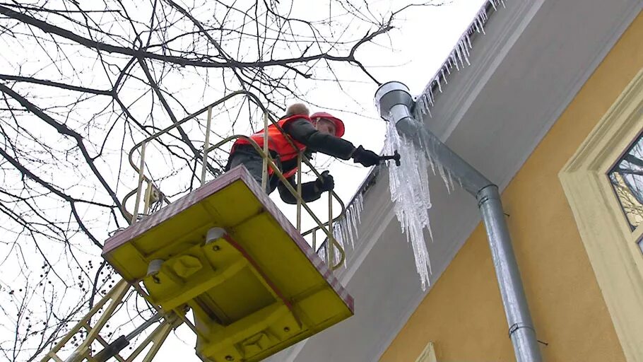 Очистка крыш от снега и сосулек. Удаление сосулек. Уборка сосулек с крыш. Чистка снега с крыши. Удаление сосулек.