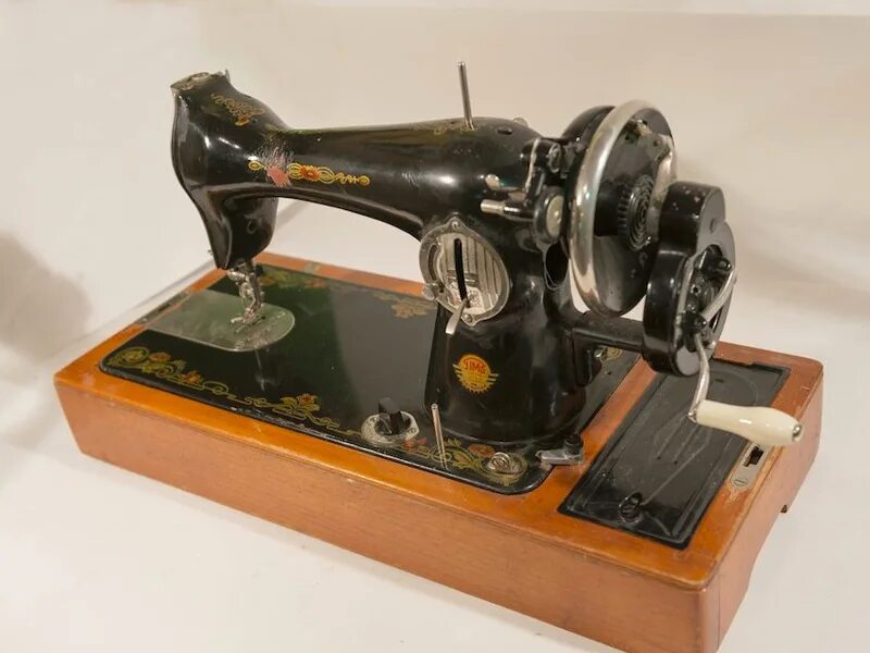 мастер швейных машин. номер телефона мастера по ремонту швейных машин. механическая швейная машинка. починка швейных машинок в городе махачкале. наладчик швейной машинки.