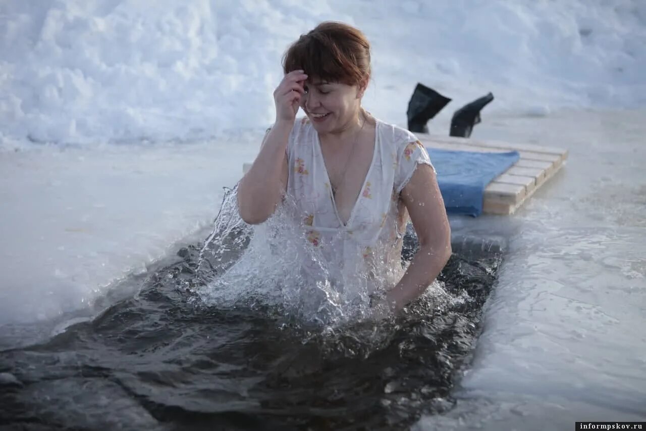 Крещенские купания. Купание в проруби. Купание в сорочке. Купается в сорочке. Купается в сорочке.