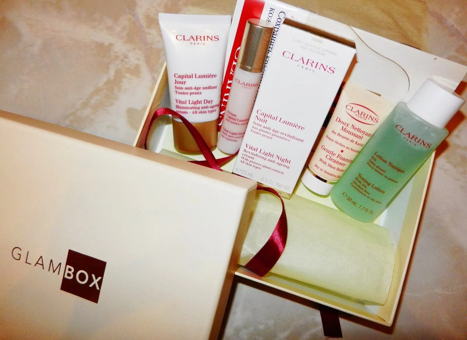 Clarins перевод. Clarins коробочка. clarins упаковка. наборы кларанс в коробке. clarins дорожный набор косметики.