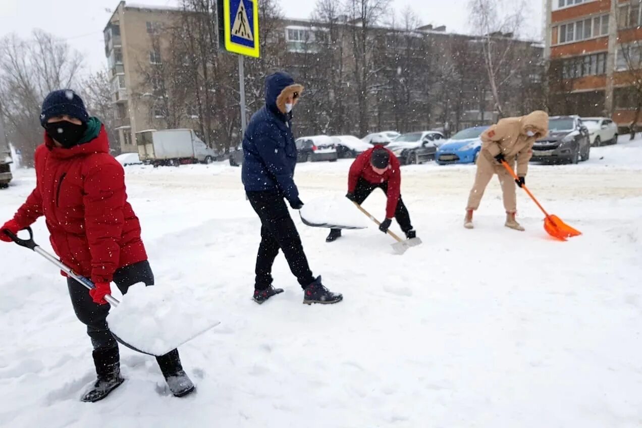 Помощь снежку. Уборка снега в Домодедово. Расчистка снега на участке в детском саду. Спасибо родителям за уборку снега на участке детского сада. Уборка снега спасибо.