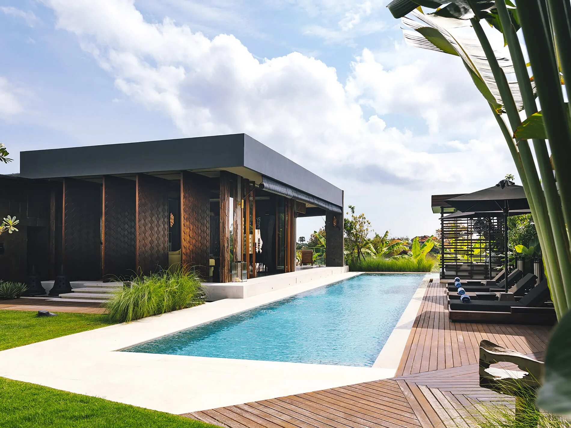 Бали недвижимость купить цена. Вилла на Бали. Индонезия Бали вилла. Архитектор виллы на Бали. Бали Luxury Villa.