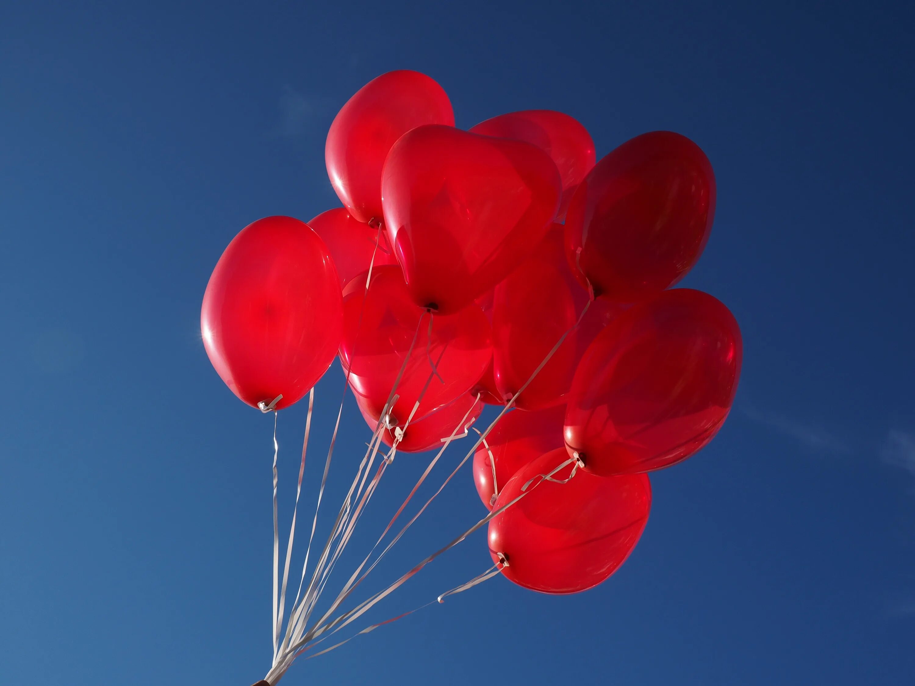 Шарики воздушные слушать. Воздушный шарик. Красные шары в небе. Красный воздушный шар в небе. Красный воздушный шарик.