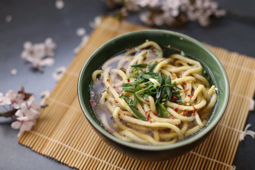 Чем удон отличается от лапши. Мориавасе удон. удон исэ. soba удон. японская лапша удон.